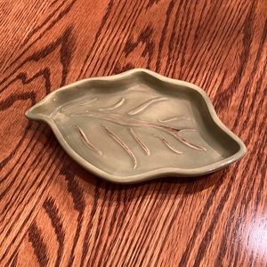 Tastefully Simple green ceramic leaf dish